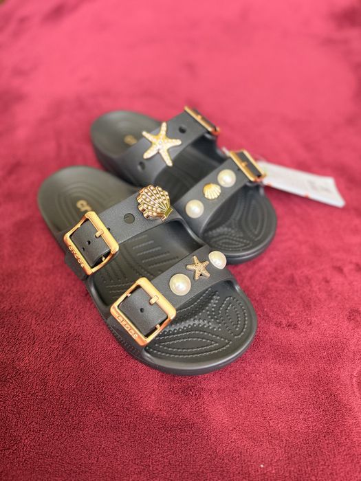 Sandały klapki Crocs Saturday Sandals czarne ze złotymi przypinkami rozmiar 37-38(W7)