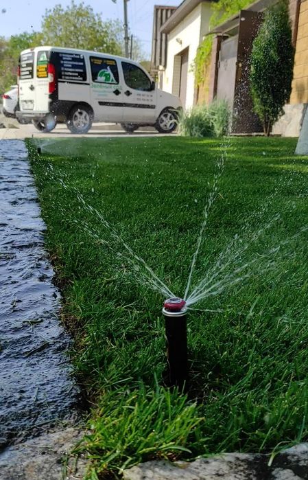 Обработка растений. Автоматический полив. Рулонный газон. Садовник.