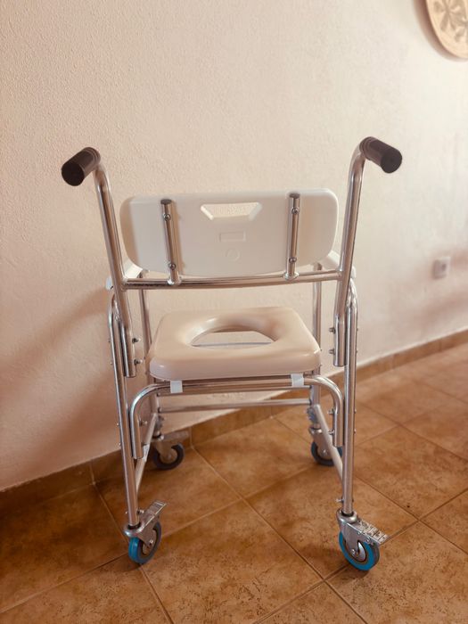Cadeira de banho com rodas