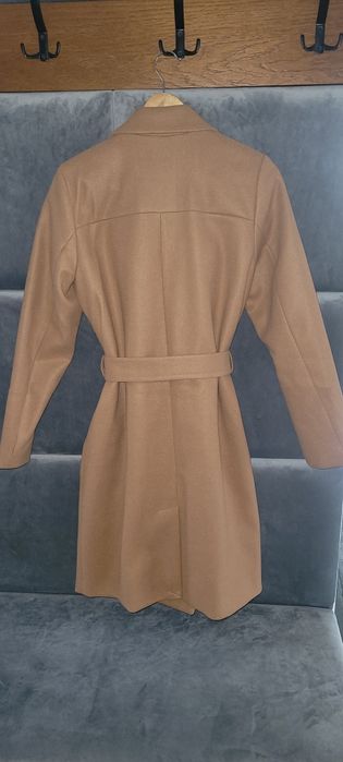 Nowy płaszcz musztardowy