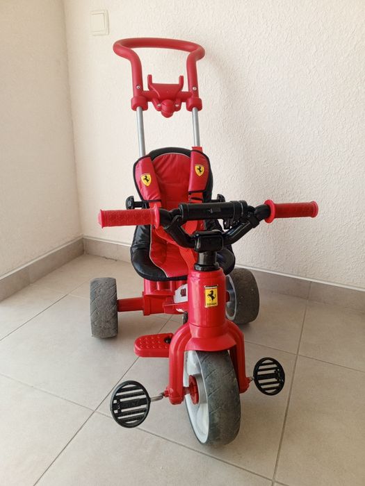 Дитячий велосипед Feber Ferrari.