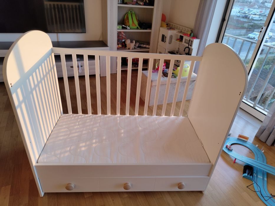 Berço e troca fraldas IKEA