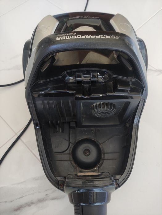 Aspirador AEG sem saco

Defeito: partida "dobradiça" do depósito, mas