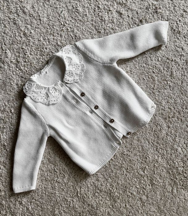 Bawełniany sweterek z ażurowym kołnierzykiem