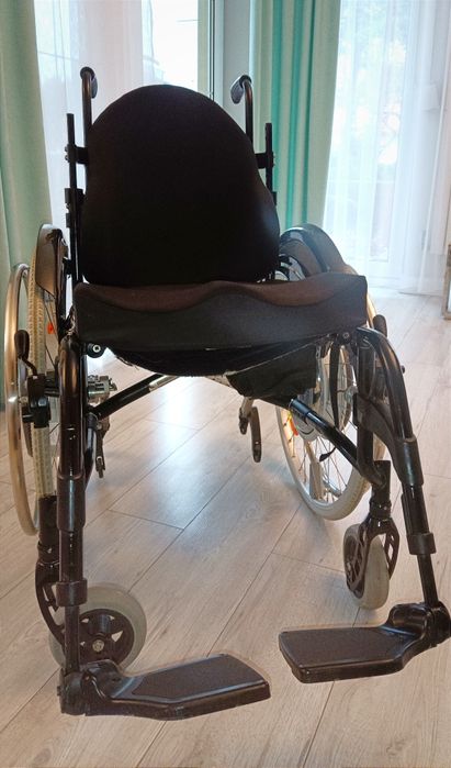 Wózek inwalidzki z napędem wspomagającym