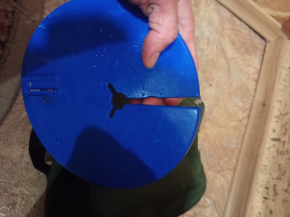 Ящик для зимней рыбалки,15 жерлиц,4 удочки,мормышки,запасные кивки