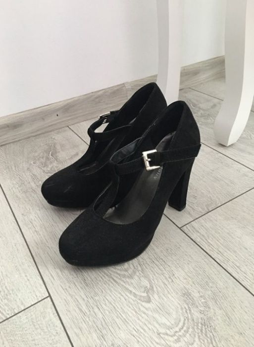 Czarne buty na słupku
