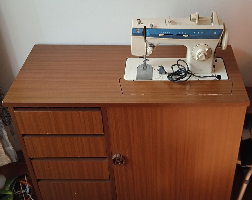 Máquina de Costura Singer (anos 80)