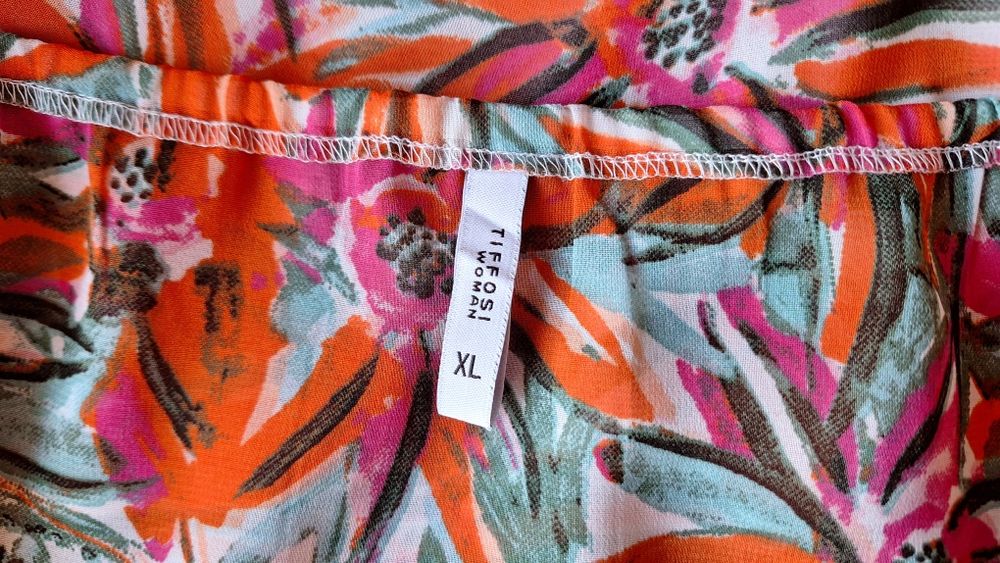 Top com padrão floral (Tiffosi)