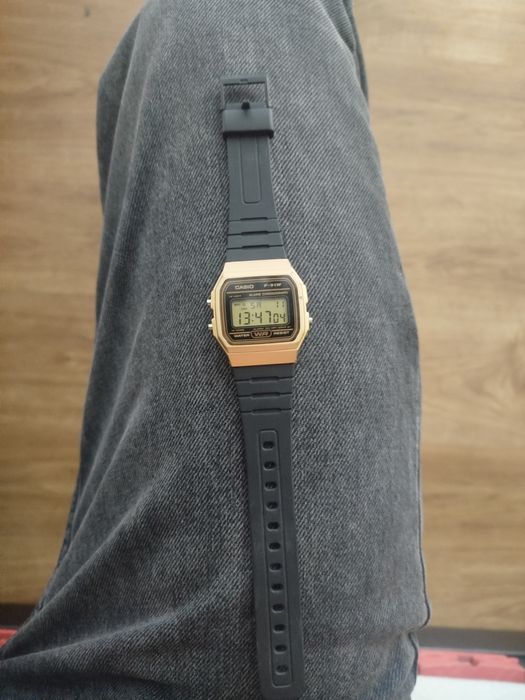 Relógio Casio dourado