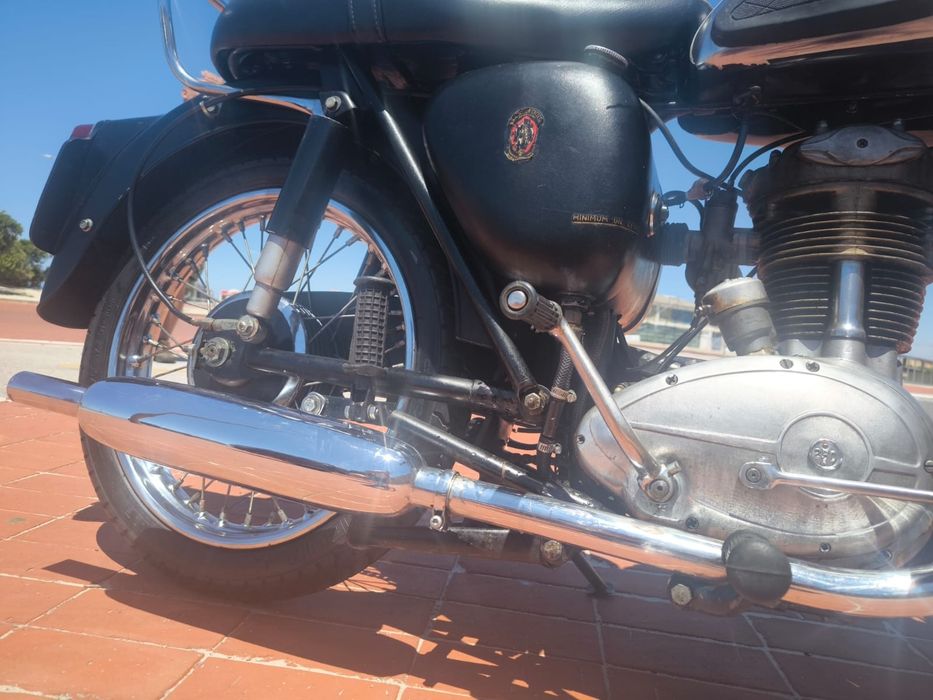 Vendo moto BSA de 1962 . Tem 64 anos está impecável com documentos.