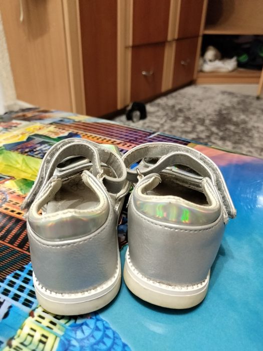 Блискучі сандалики