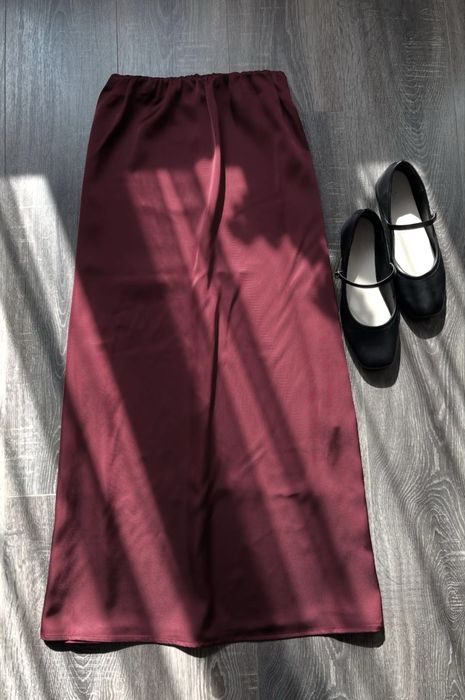 Атласна спідниця міді