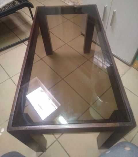 Mesa com tampo de vidro