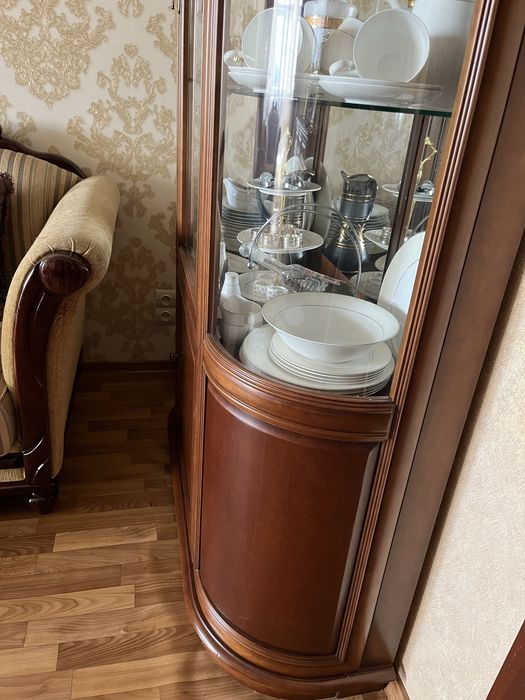 Комод та вітрина ( натуральне дерево).