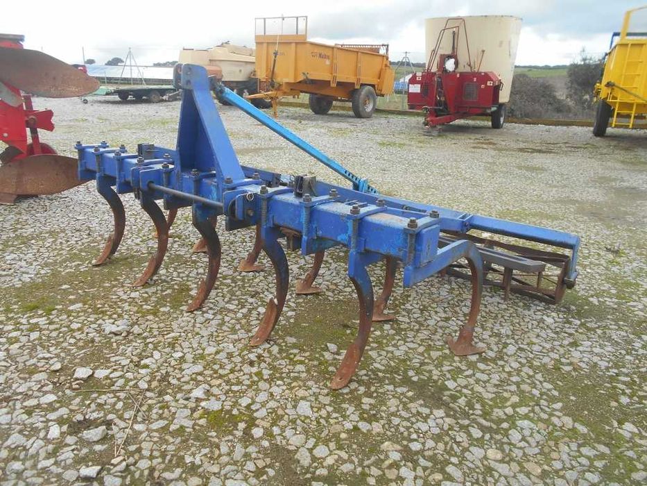 Cultivador de 11 dentes com grade e rol