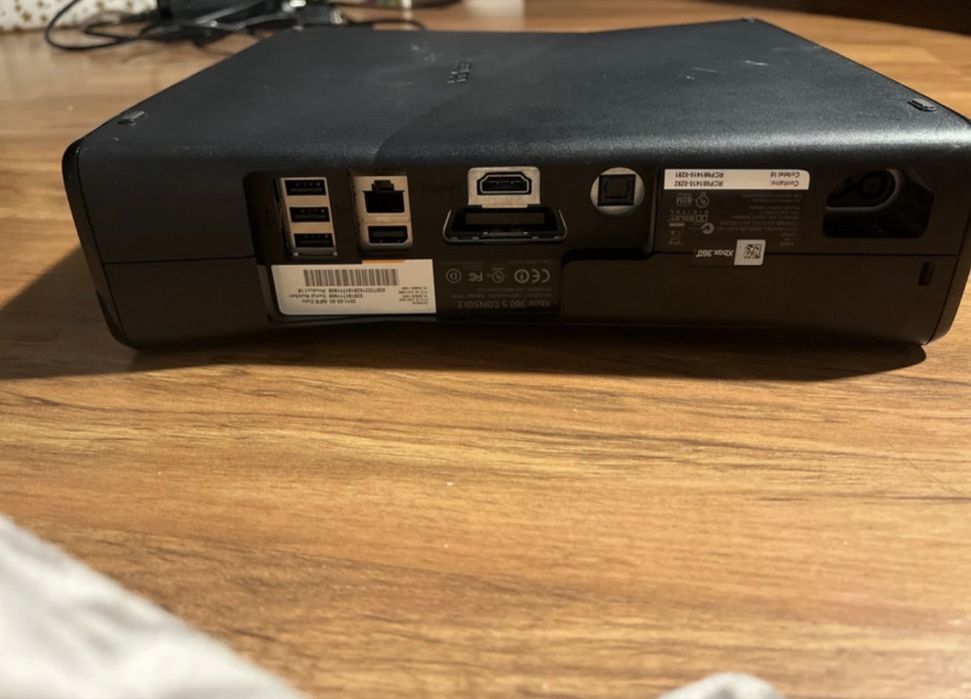 Konsola xbox360 + Sensor Kinect + Kinect Adventures