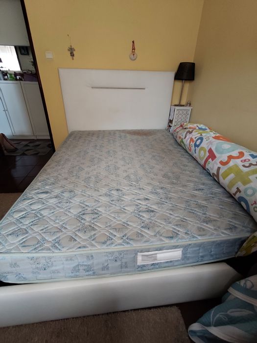 Cama de casal em bom estado