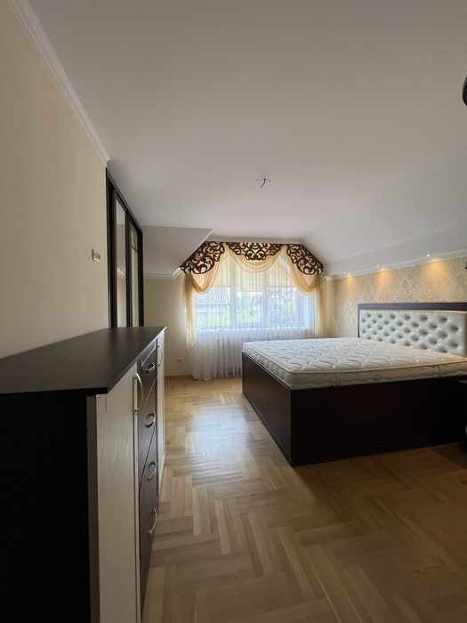 Продається будинок пл. 244 м2 в передмісті Івано-Франківська