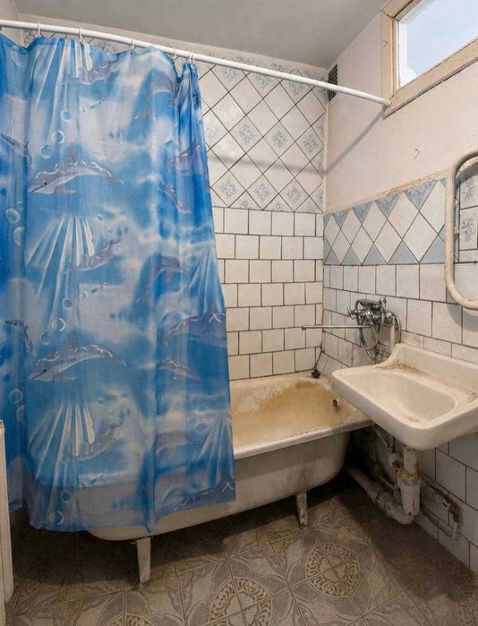 Продається 3-кімнатна квартира 67,4 м² Центр 5/9 поверх Ромни