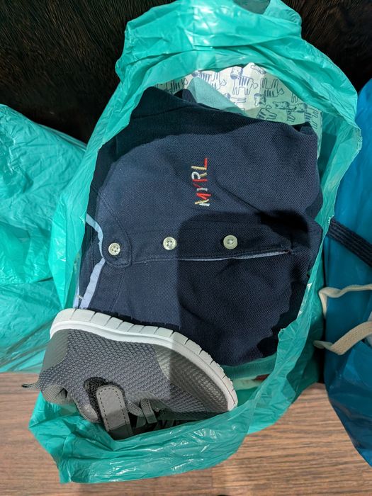 Roupa de menino em bom estado