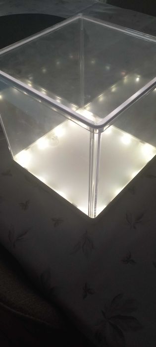 Caixa de acrílico cúbica com luz led para montras ou exposição coleções