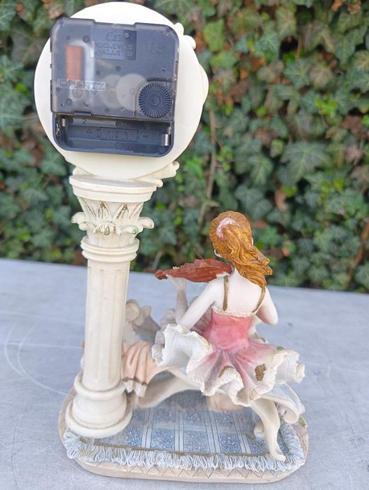 Figurka z żywicy z zegarkiem