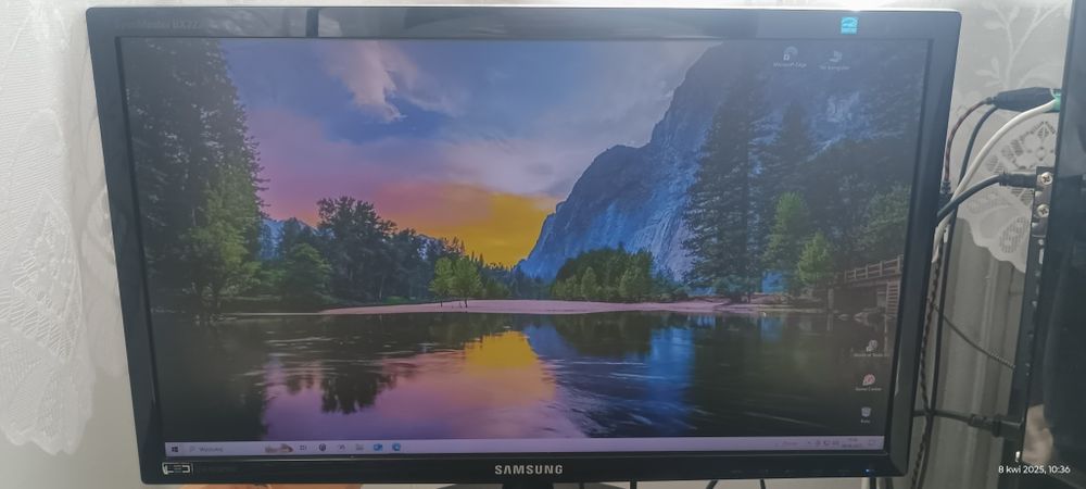 Komputer Stacjonarny, Monitor 22", klawiatura podświetlana, mysz, pad