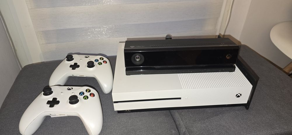 Konsola Xbox one S 1Tb  +Kinect +2 pady