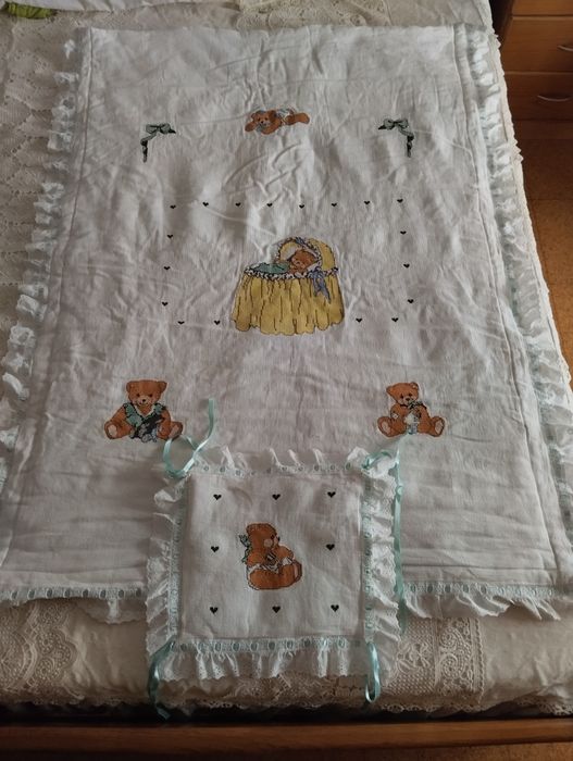 Vendo colcha de cama de bebê