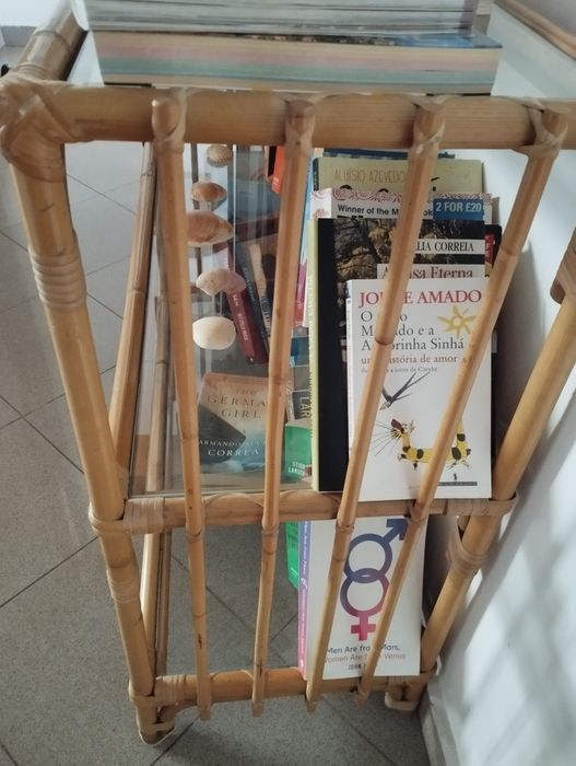 Estante de bambu e prateleiras de vidro