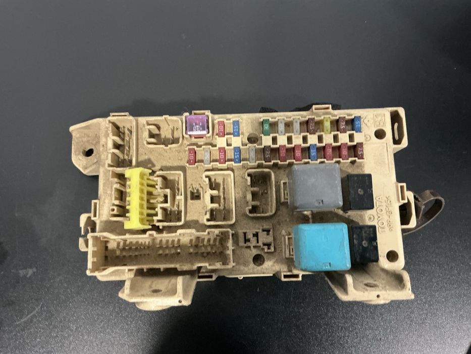 CAIXA DE FUSIVEIS TOYOTA AVENSIS 1.4 GASOLINA