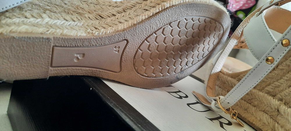 Sandálias Bamburi em pele como novas