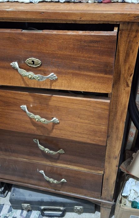 Comoda antiga em excelente estado e baú