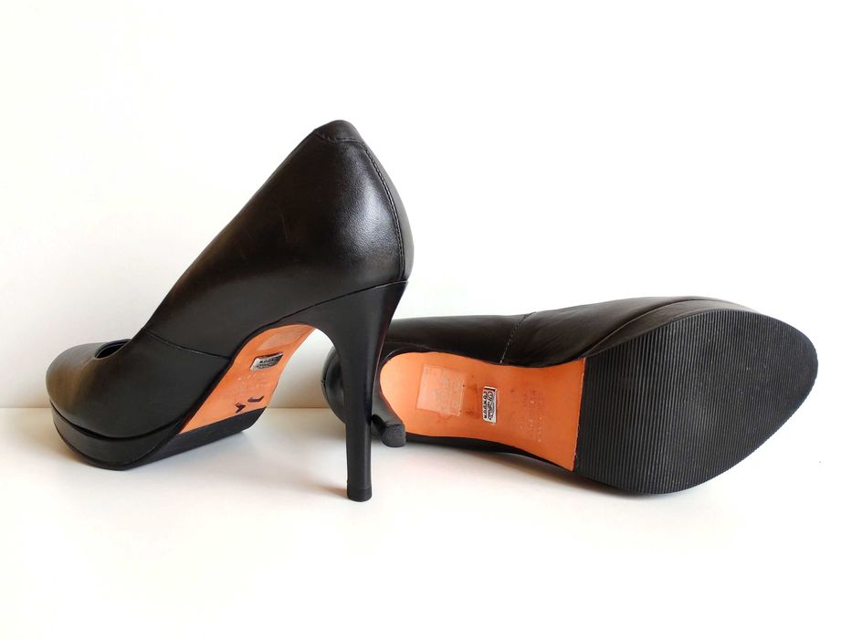 7167. BUFFALO - ładne czarne czółenka skóra 39.