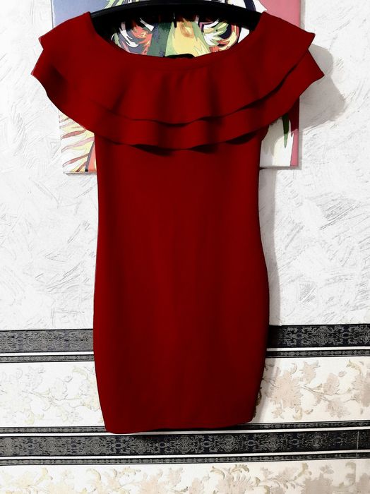 Платье красное по силуэту