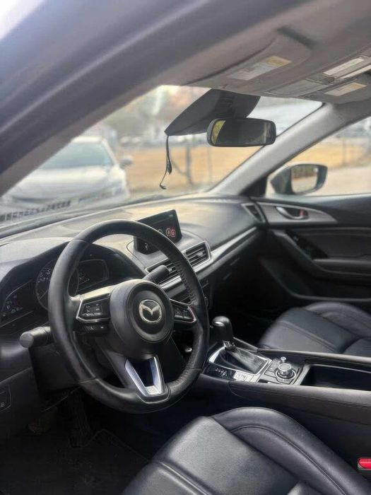 Mazda 3 Touring      2018