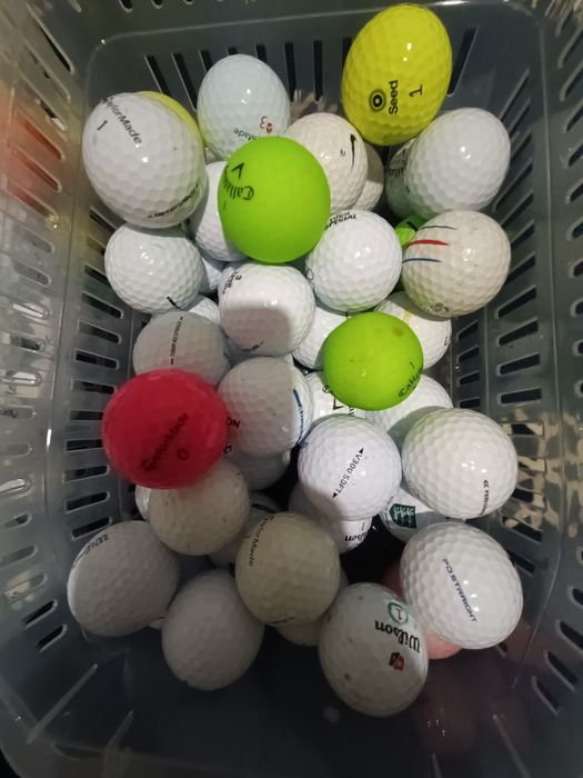 Conjunto de 200 bolas taylormade e callaway e titleist em bom estado