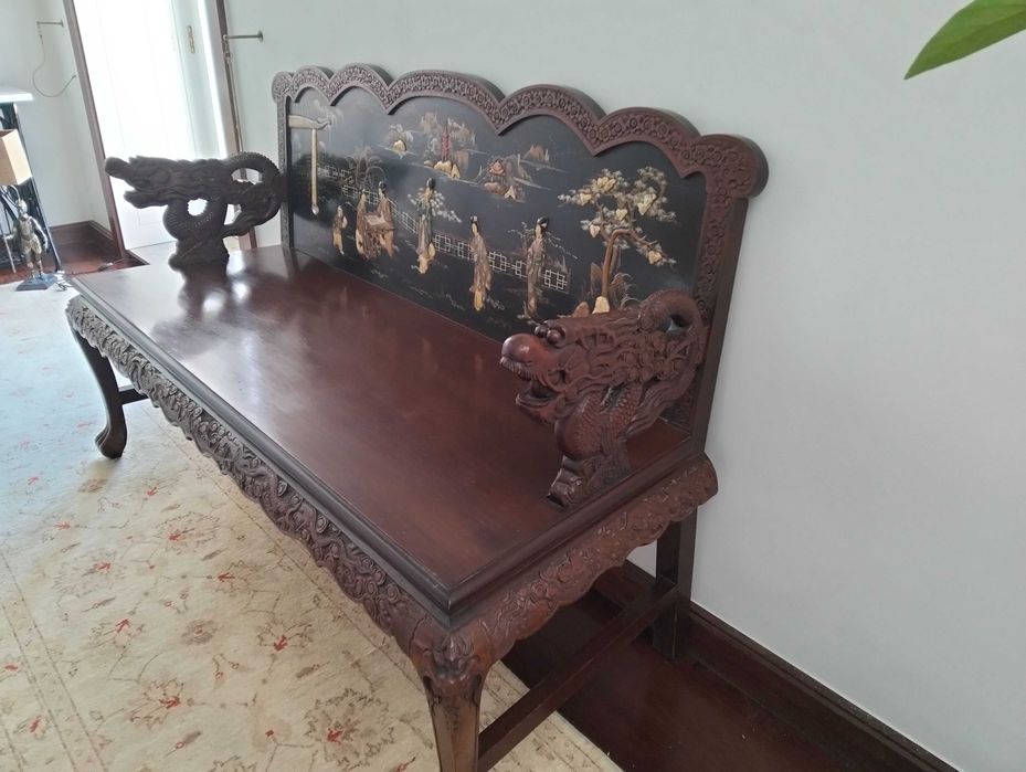 Conjunto Mobiliário Chinês Entalhado c/ Dragões – Sofá, 2 Cadeiras, Arca e Mesa de Centro