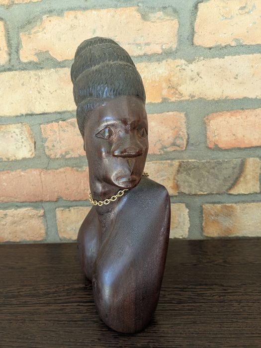 Decoração artesanal origem África mulher.