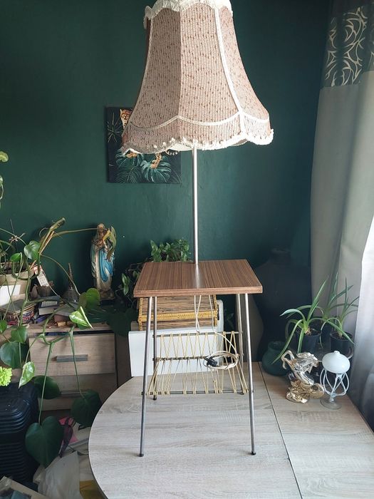 Lampa stojąca że stolikiem i gazetnikiem  PRL