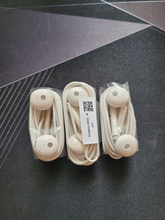 Комплекти оригінальних навушників