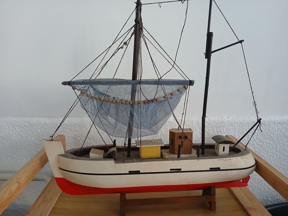 Barco em madeira de colecção com 40 cm de comprimento