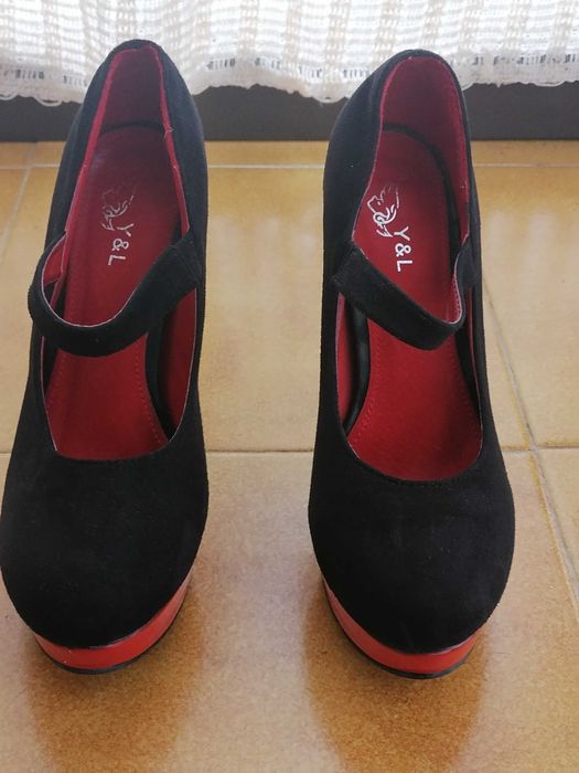 Sapatos de senhora tacão alto