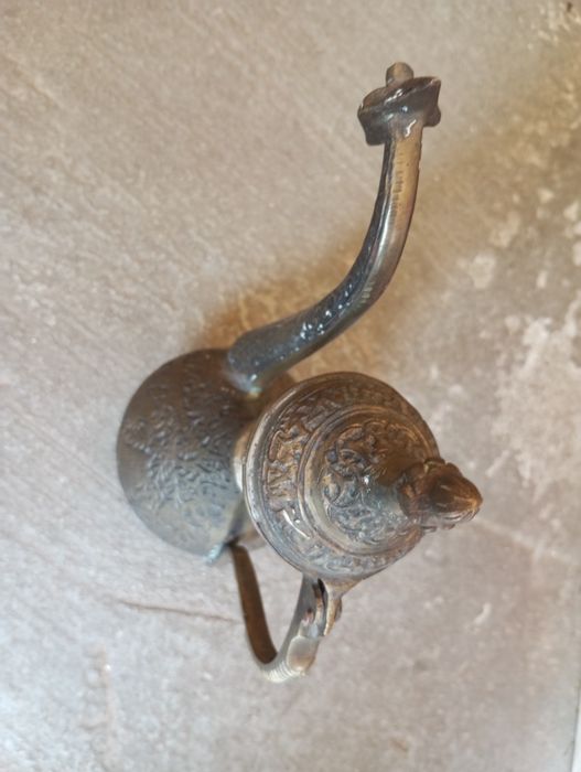 Ciężki dzban z brązu z bogatym ornamentem - 31 cm