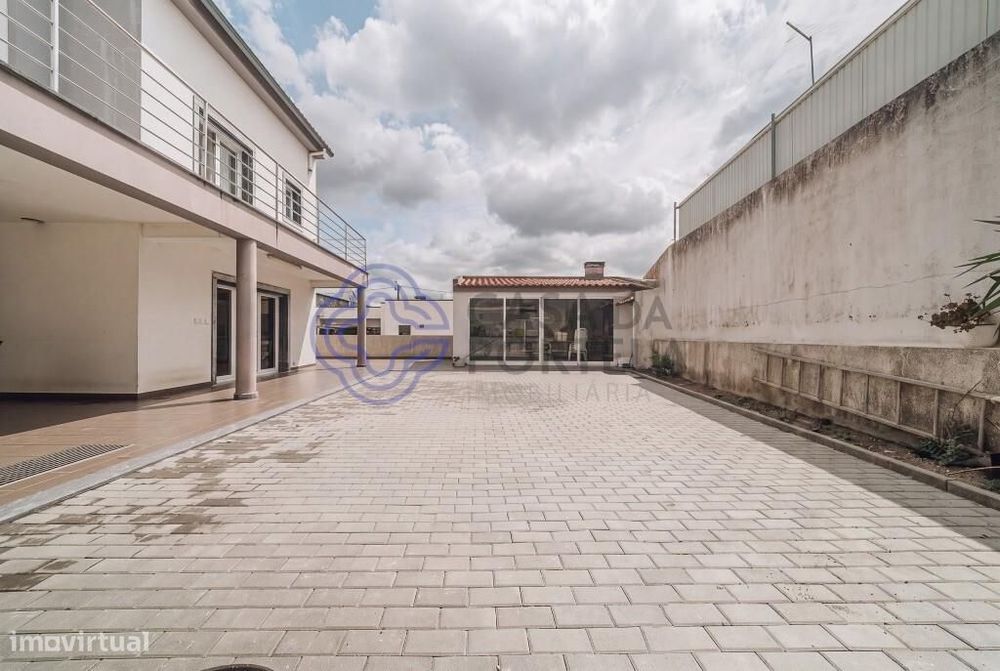 Moradia isolada T5 c/logradouro e garagem - Algueirão Mem Martins, Sin