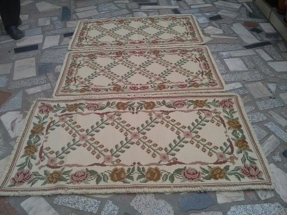 Quatro conjuntos de três tapetoes arraiolos para quarto novos