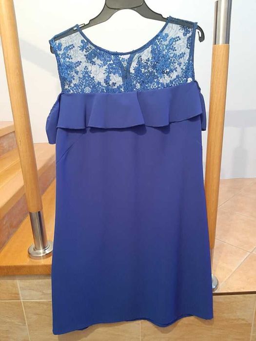 Chabrowa sukienka z koronką