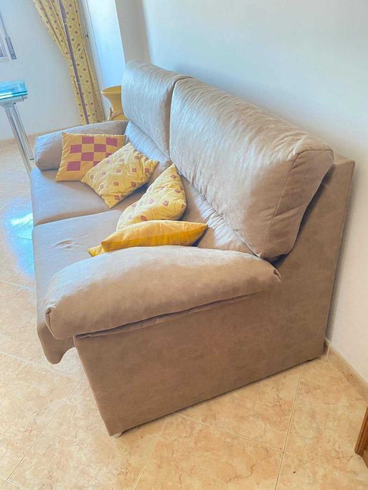 Sofá de 2/3 Lugares em Tecido Camurça/Bege – Como Novo (Pouco Uso)