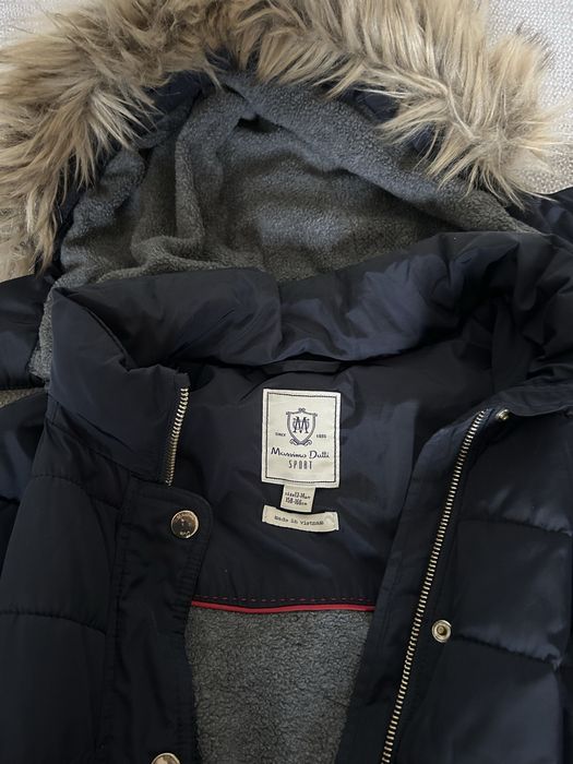 Casaco azul escuro da Massimo Dutti, cardado, com pelo no carapuço